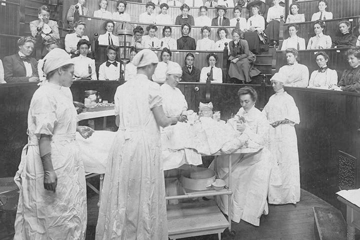 Students in the operating amphitheater of the Woman's Medical College of Pennsylvania in 1903.